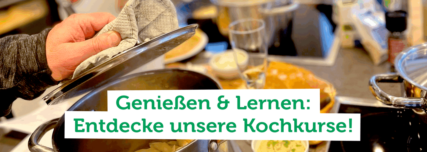 KI generiert: Eine Hand hebt einen Topfdeckel in der Küche. Text: "Genießen & Lernen: Entdecke unsere Kochkurse!"