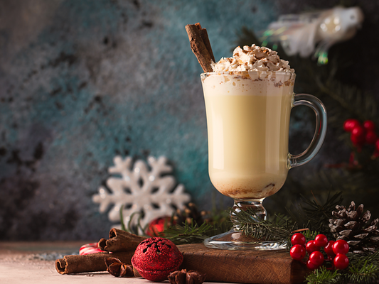 KI generiert: Ein weihnachtlich dekoriertes Getränk mit Zimtstange und Sahne in einem Glas.