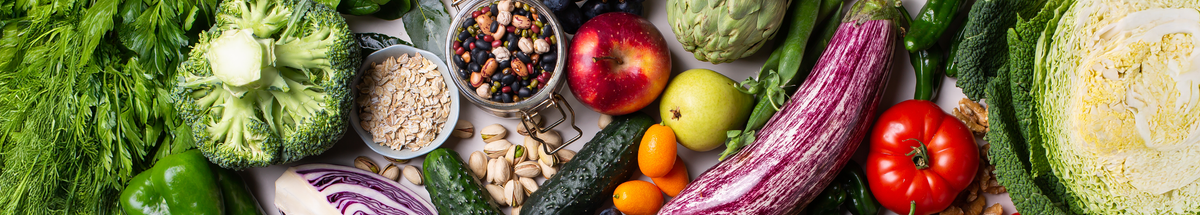 KI generiert: Verschiedenes Gemüse und Obst, darunter Kohl, Tomate, Paprika und Apfel, auf weißem Hintergrund arrangiert.