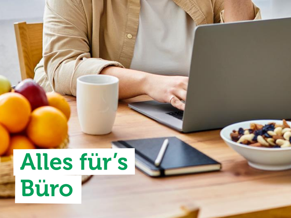 Person am Laptop, Obst, Notizbuch und Snacks am Tisch. Text auf dem Bild: "Alles für's Büro".