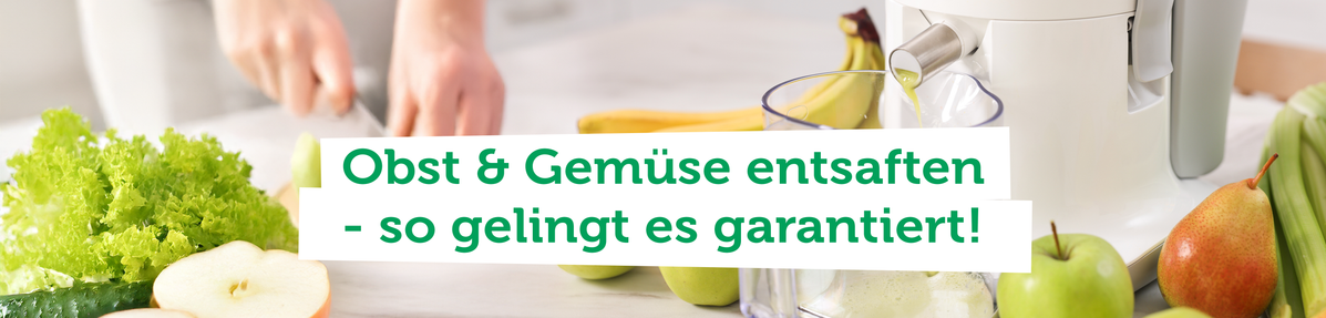 Eine Person schneidet Obst und Gemüse neben einem Entsafter. Text: "Obst & Gemüse entsaften - so gelingt es garantiert!"