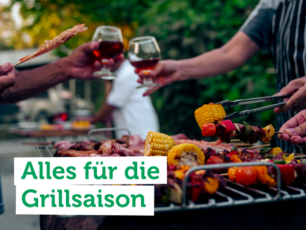 Menschen grillen und stoßen an. Text: "Alles für die Grillsaison".