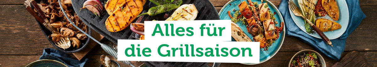 KI generiert: Grillgerichte auf Tellern. Text: "Alles für die Grillsaison".