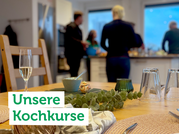 KI generiert: Ein gedeckter Tisch, im Hintergrund eine Gruppe beim Kochen. Text: "Unsere Kochkurse".