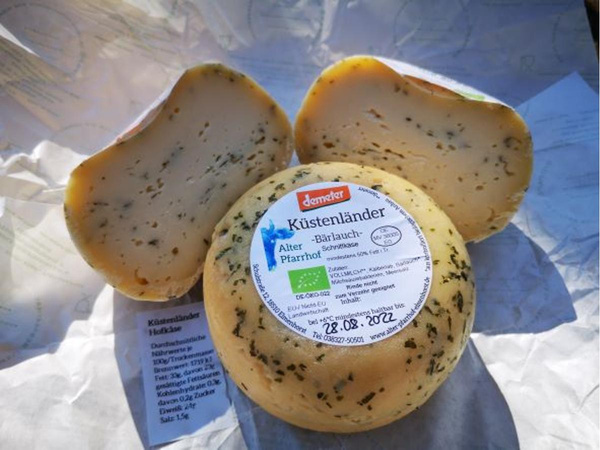 Produktfoto zu Küstenländer Hofkäse mit Bärlauch, Alter Pfarrhof Insel Rügen, Rohmilch