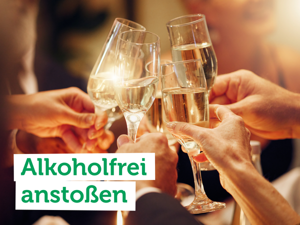 Kühe grasen auf einer Wiese; Text: "Weiderind vom Gut Peetzig".