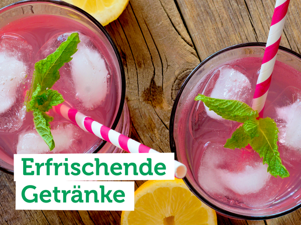 KI generiert: Zwei rosa Getränke mit Eis und Minze, gelbe Zitronen. Text: "Erfrischende Getränke".
