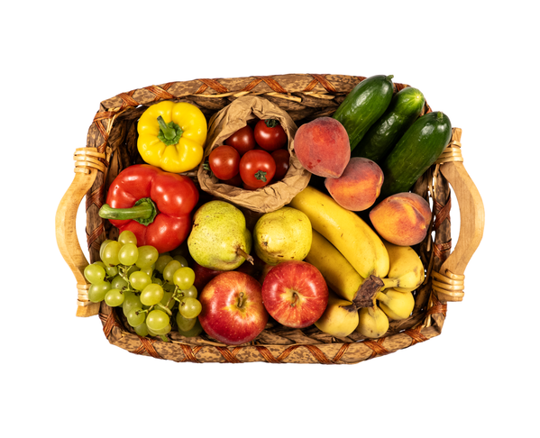 KI generiert: Ein geflochtener Korb voller frischem Obst und Gemüse wie Paprika, Trauben und Tomaten.