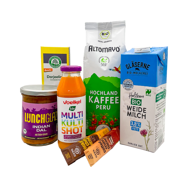 KI generiert: Eine Auswahl an Bio-Lebensmitteln: Kaffee, Milch, Saft, Dal, Tee, Schokolade.  
Texte: "Altomayo", "Hochland Kaffee Peru", "Lunchglaz".