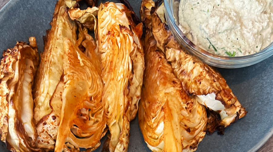 Rezeptbild für Spitzkohl mit Sonnenblumen-Kräutercreme