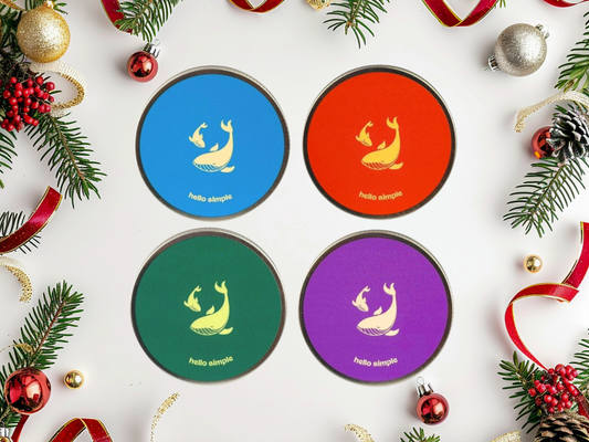 KI generiert: Runde bunte Behälter mit Wal-Design und "hello simple", umgeben von Weihnachtsdekoration.