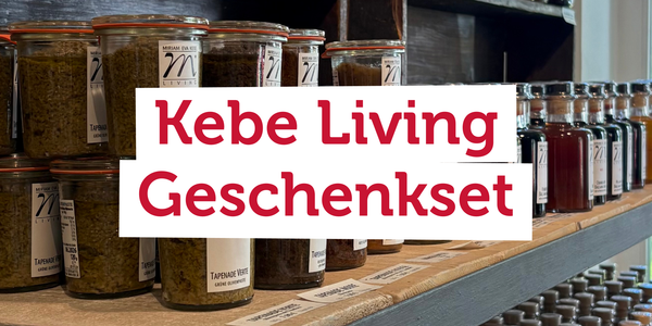 KI generiert: Regale mit Gläsern und Flaschen in einem Laden. Text: "Kebe Living Geschenkset".