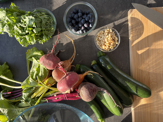 KI generiert: Frisches Gemüse und Beeren auf einem Tisch mit Schneidebrett und Messer.