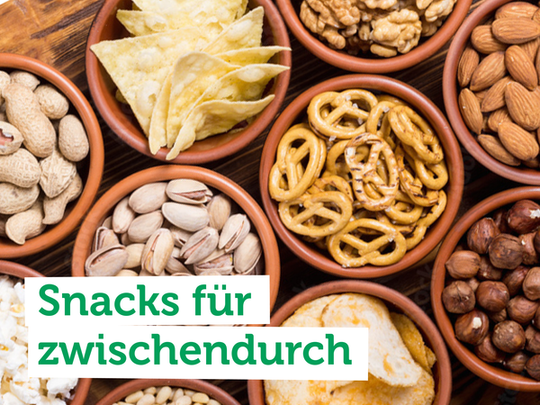 KI generiert: Verschiedene Snacks in Schalen, darunter Nüsse und Brezeln. Text: "Snacks für zwischendurch".