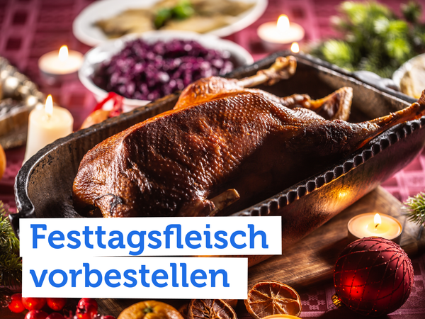 KI generiert: Gebratene Gans in einer Form, umgeben von Kerzen. Text: "Festtagsfleisch vorbestellen".