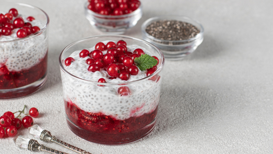 Rezeptbild für Chia Pudding mit Johannisbeeren