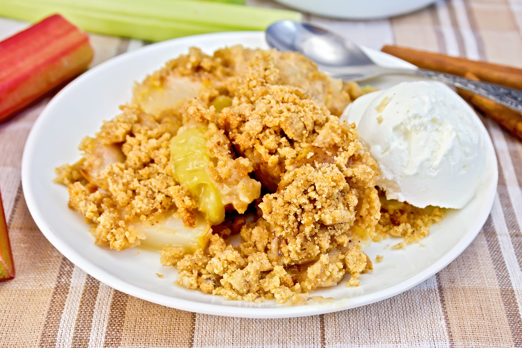 Rezeptbild für Fruchtiger Rhabarber Crumble