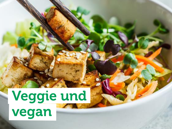 Eine Schüssel Salat mit Tofu und Gemüse; Text: "Veggie und vegan".
