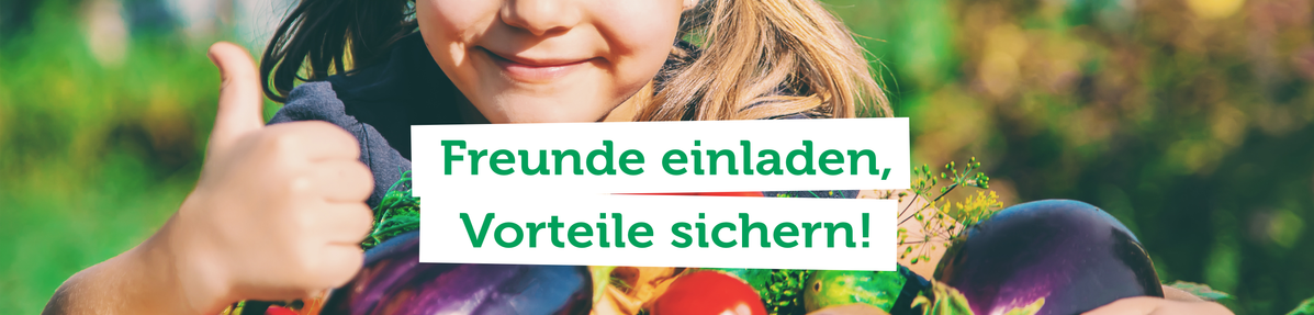 Ein Kind mit Gemüse und Daumen hoch. Text: "Freunde einladen, Vorteile sichern!"
