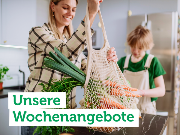 Eine Frau packt Gemüse in der Küche aus. Text: "Unsere Wochenangebote".