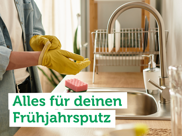 Menschen grillen und stoßen an. Text: "Alles für die Grillsaison".