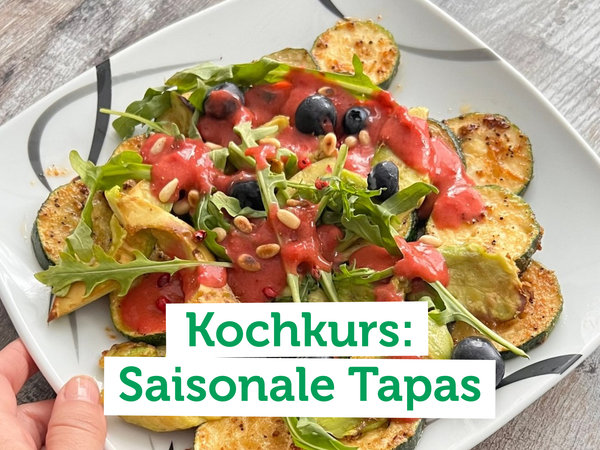 Ein weißer Teller mit einer Portion Pasta mit Pilzen und dazu geröstetes Brot