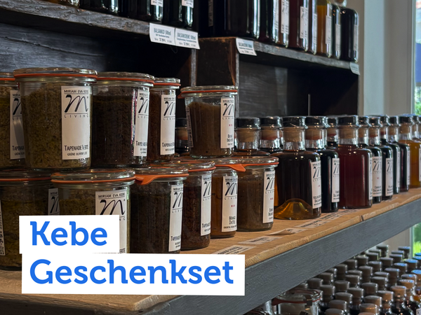 Menschen grillen und stoßen an. Text: "Alles für die Grillsaison".