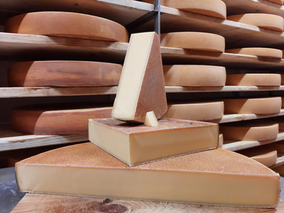 Produktfoto zu Hofkäse Berta, Hartkäse Rad Rohmilch, 14 Monate gereift
