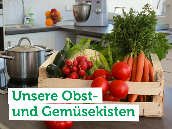 Menschen grillen und stoßen an. Text: "Alles für die Grillsaison".