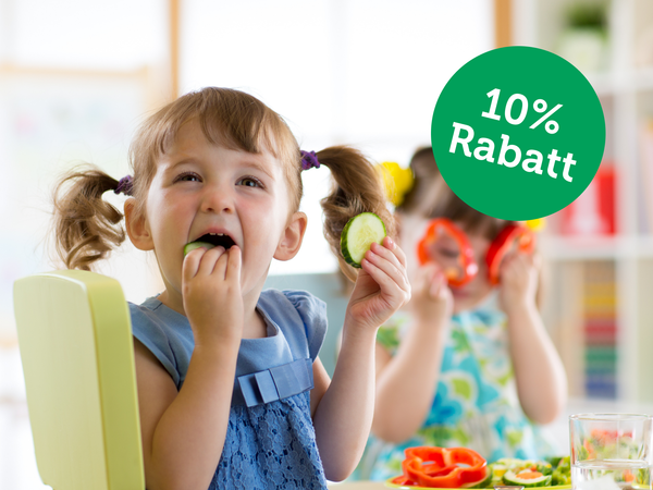 KI generiert: Kleines Kind isst Gemüsescheiben, Text: „10% Rabatt“.