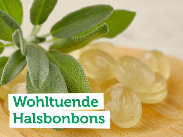 KI generiert: Salbeiblätter und gelbe Bonbons auf einem Holzbrett, Text: "Wohltuende Halsbonbons".