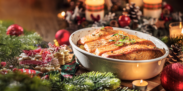 KI generiert: Ein festlicher Tisch mit gebratenem Lachs, Weihnachtsdekoration und Kerzen.