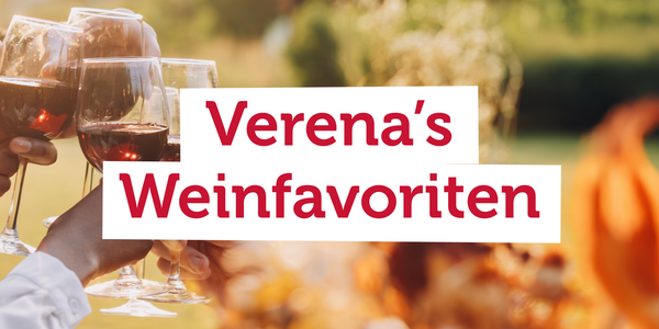 KI generiert: Gläser Wein werden im Freien angestoßen. Text: "Verena’s Weinfavoriten".