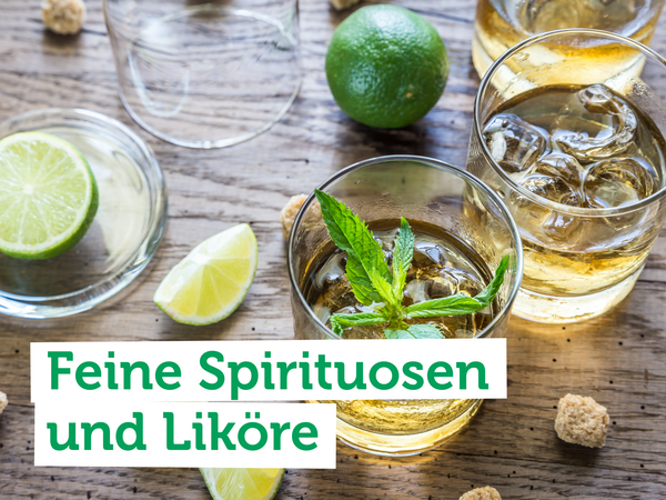 KI generiert: Gläser mit Getränken, Eis, Limetten und Minze. Text: "Feine Spirituosen und Liköre".