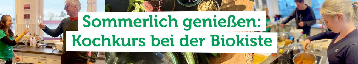 KI generiert: Menschen kochen in einer Küche. Text: "Sommerlich genießen: Kochkurs bei der Biokiste".