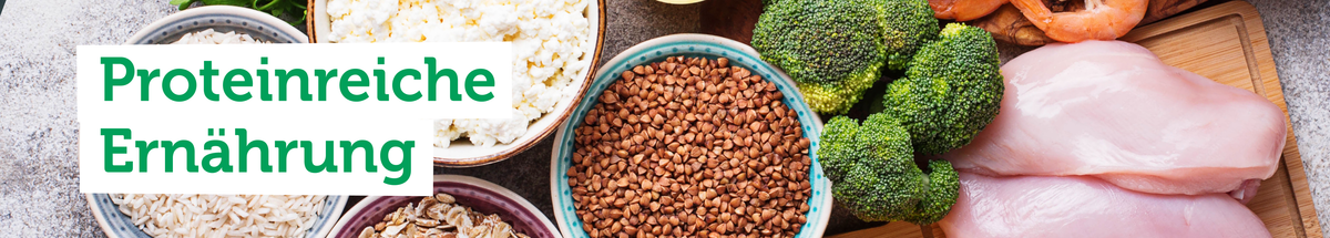KI generiert: Verschiedene proteinreiche Lebensmittel wie Hähnchen, Brokkoli und Getreide. Text: "Proteinreiche Ernährung".