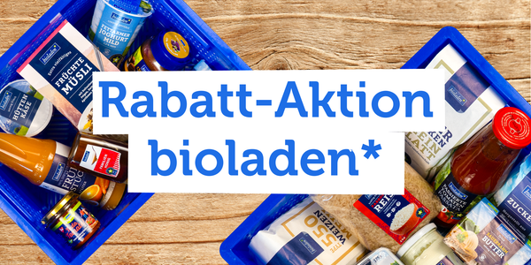 KI generiert: Zwei Kisten mit Bioprodukten und Text: "Rabatt-Aktion bioladen*" auf Holzuntergrund.