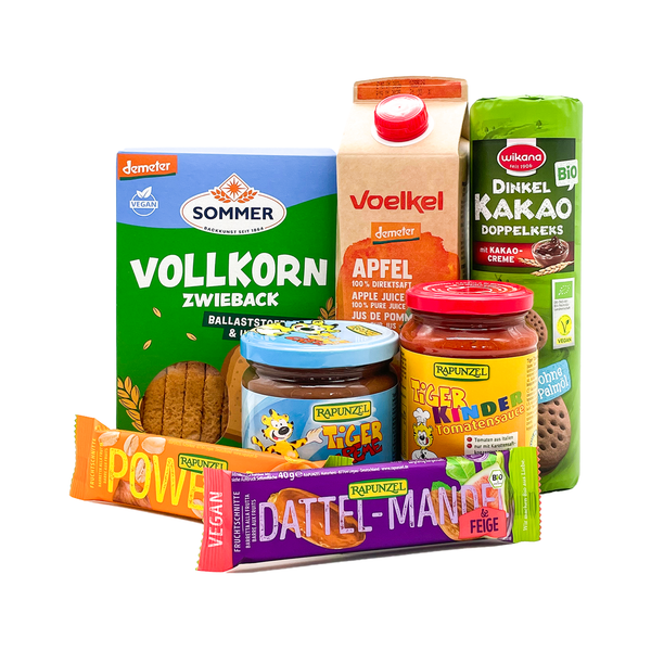 KI generiert: Eine Auswahl von Bio-Lebensmitteln, darunter Saft, Kekse, Zwieback und Aufstriche mit sichtbaren Markenetiketten.