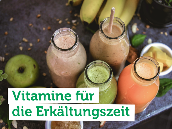 Menschen grillen und stoßen an. Text: "Alles für die Grillsaison".