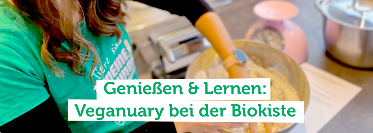 KI generiert: Person mischt Teig in der Küche. Text: "Genießen & Lernen: Veganuary bei der Biokiste".
