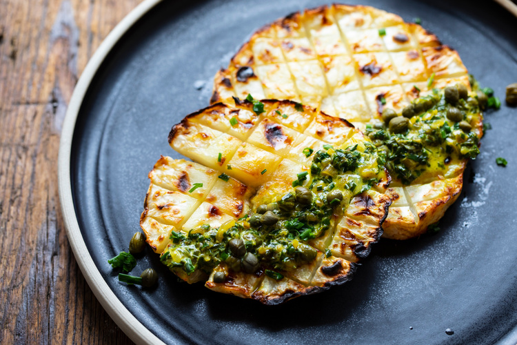 Rezeptbild für Gegrillter Sellerie mit Kapernpesto