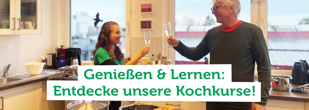 KI generiert: Zwei Personen stoßen mit Gläsern in einer Küche an. Text: "Genießen & Lernen: Entdecke unsere Kochkurse!"