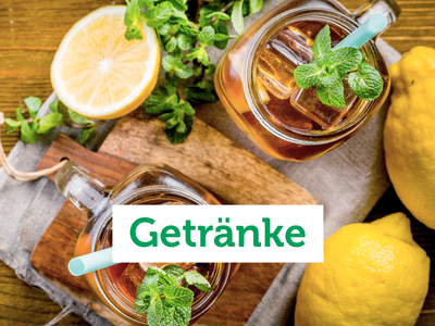 Zwei Gläser Eistee mit Minze und Zitrone auf Holzbrett. Text: "Getränke".