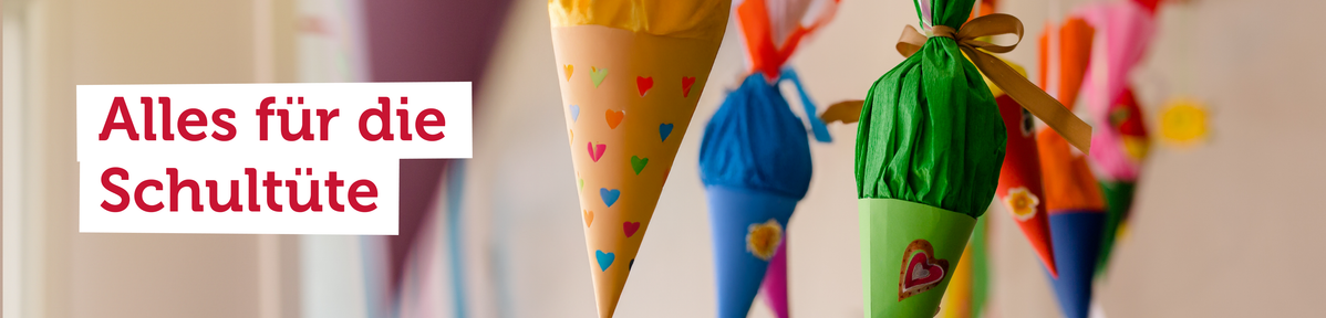 KI generiert: Bunte Schultüten hängen nebeneinander. Text: "Alles für die Schultüte".