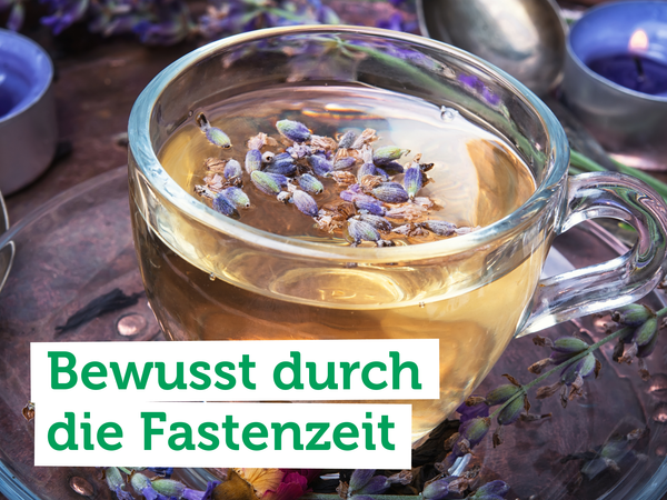 KI generiert: Eine Glas-Tasse mit Kräutertee; Text: "Bewusst durch die Fastenzeit".