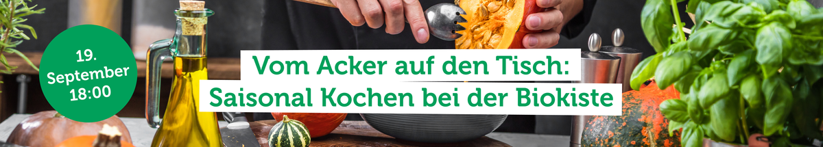 KI generiert: Menschen schneiden Kürbis, umgeben von Zutaten. Text: "Vom Acker auf den Tisch: Saisonal Kochen bei der Biokiste."
