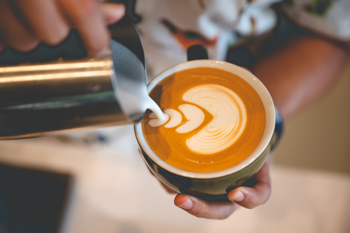 Ein Kind mit Gemüse und Daumen hoch. Text: "Freunde einladen, Vorteile sichern!"