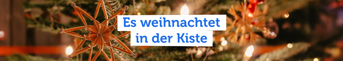 KI generiert: Ein geschmückter Weihnachtsbaum mit Strohstern. Text: "Es weihnachtet in der Kiste".