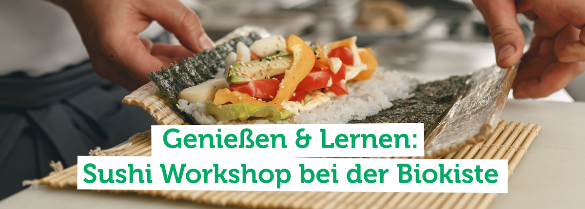 KI generiert: Zubereitung von Sushi mit Gemüse. Text: "Genießen & Lernen: Sushi Workshop bei der Biokiste".