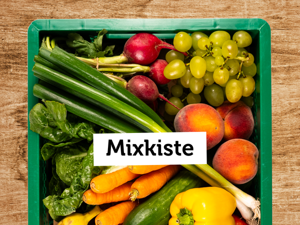 Kiste mit Obst und Gemüse, darunter Trauben und Karotten. Text: „Mixkiste“.